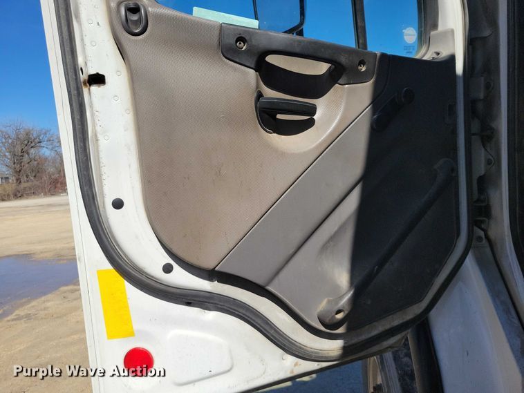 image for item NK9917 2014 Freightliner Business Class M2 refuse truck