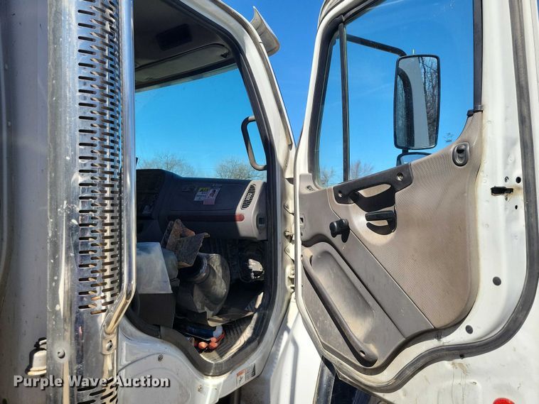 image for item NK9917 2014 Freightliner Business Class M2 refuse truck
