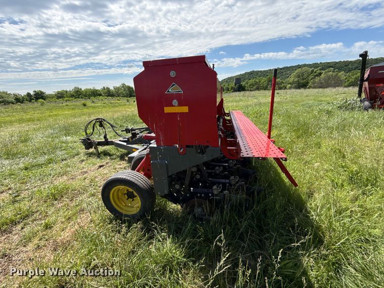 image for item DZ4461 Sunflower 9413 grain drill