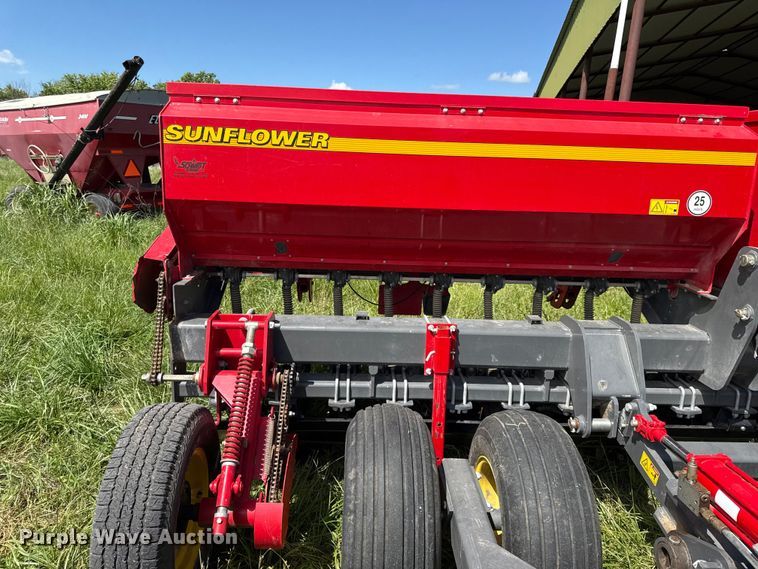 image for item DZ4461 Sunflower 9413 grain drill