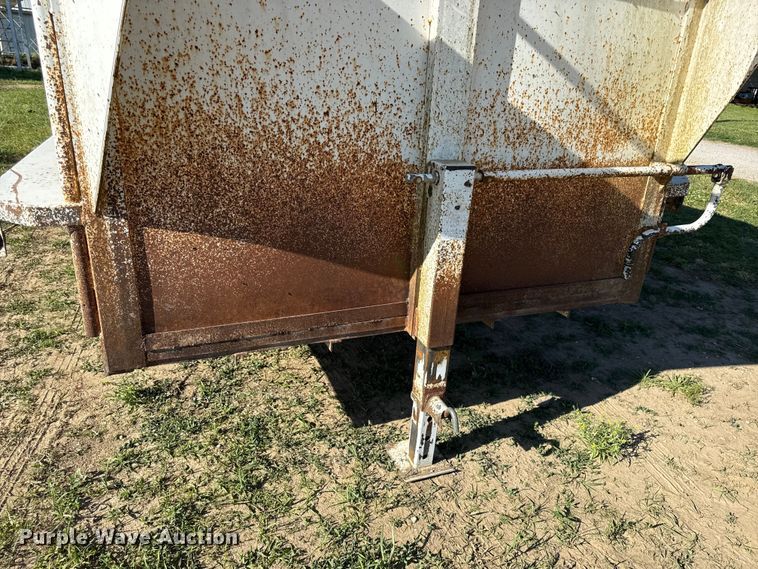 image for item DZ4470 2015 Top Hat BGN28X7-21E-F livestock trailer