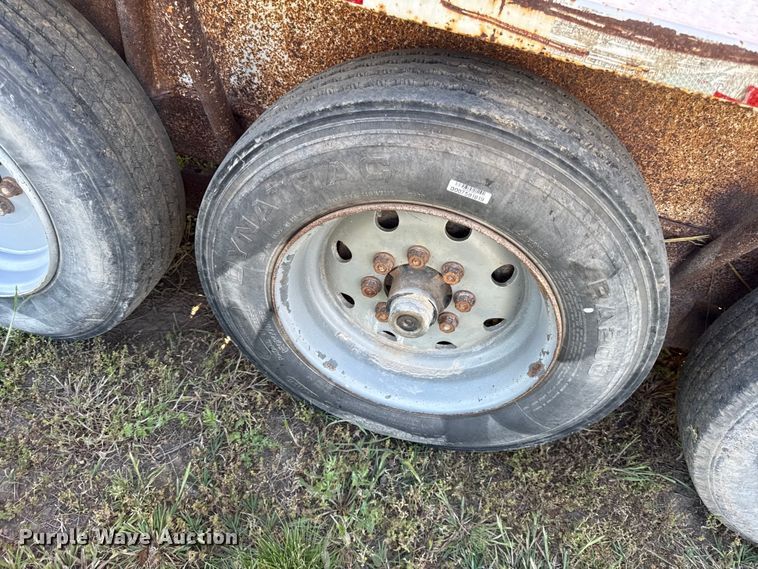 image for item DZ4470 2015 Top Hat BGN28X7-21E-F livestock trailer