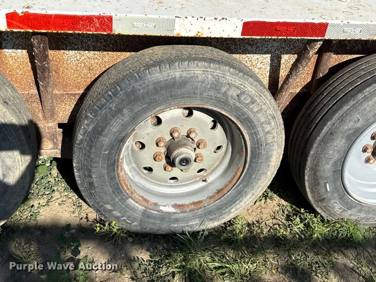 image for item DZ4470 2015 Top Hat BGN28X7-21E-F livestock trailer