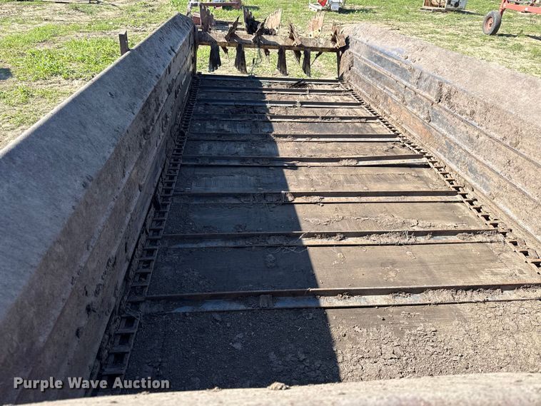 image for item DZ4473 International manure spreader