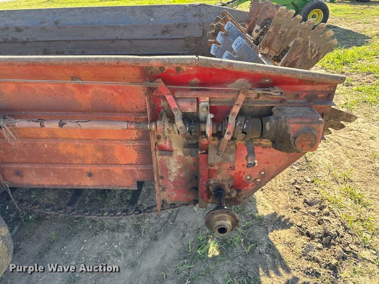 image for item DZ4473 International manure spreader