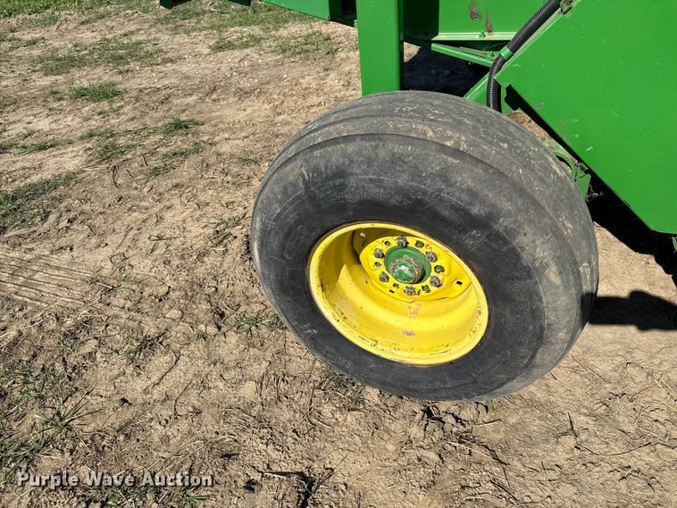 image for item DZ4474 John Deere 567 round baler