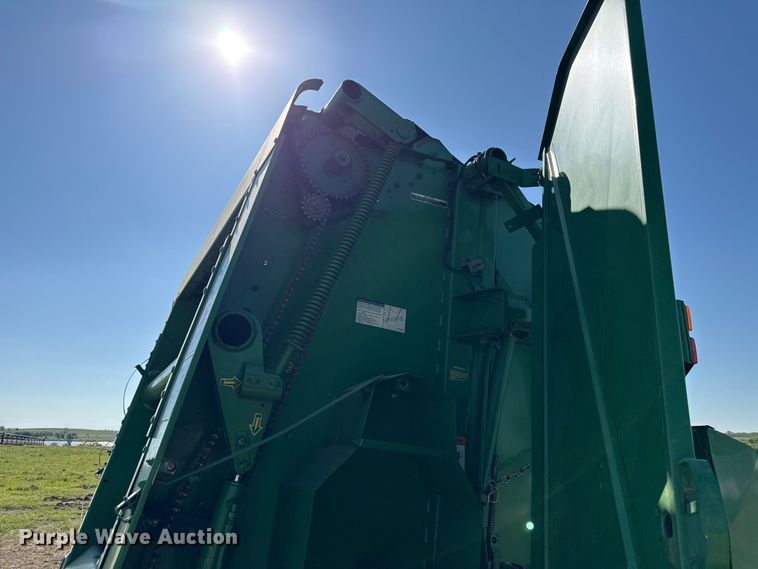 image for item DZ4474 John Deere 567 round baler