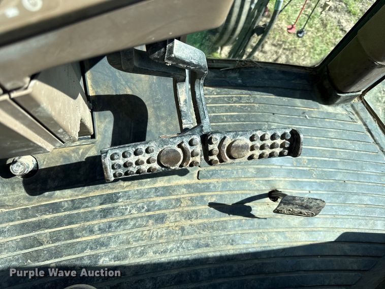 image for item DZ4476 2001 John Deere 7410 tractor