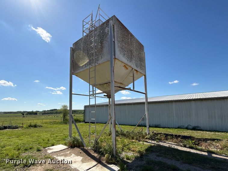 image for item DZ4480 Grain bin
