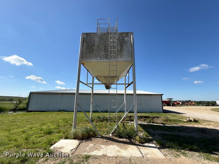 image for item DZ4480 Grain bin