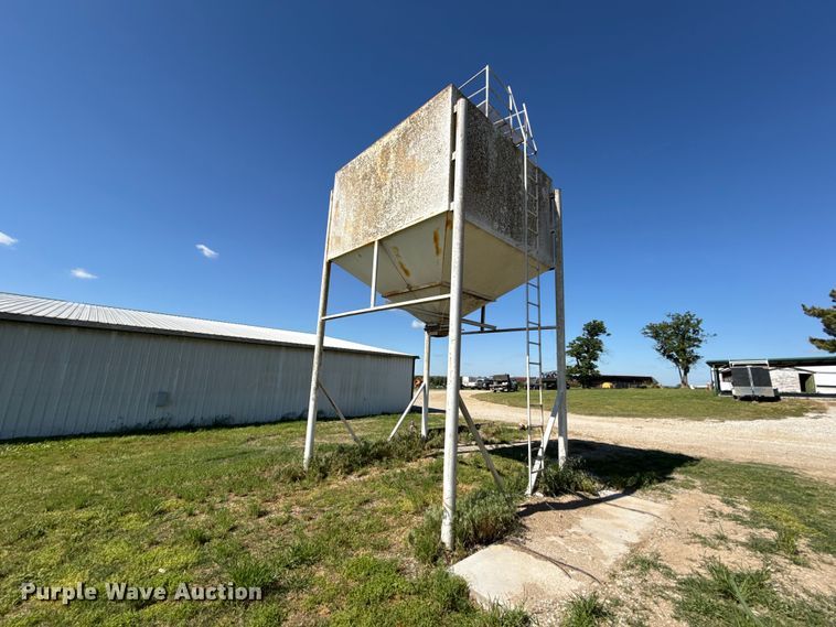 image for item DZ4480 Grain bin
