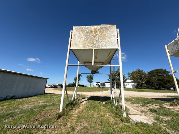 image for item DZ4480 Grain bin