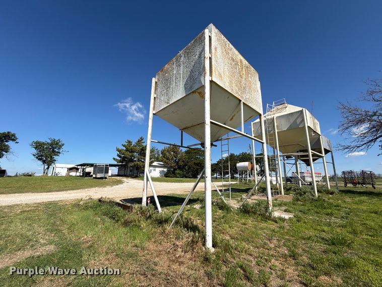 image for item DZ4480 Grain bin