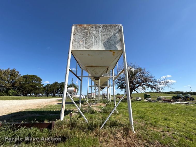 image for item DZ4480 Grain bin