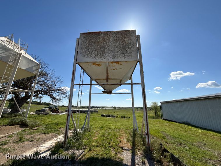 image for item DZ4480 Grain bin