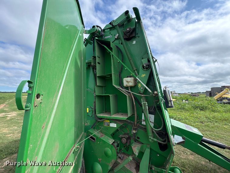 image for item EA7286 2010 John Deere 568 Mega Wide Plus round baler