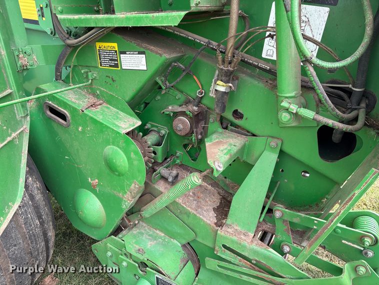 image for item EA7286 2010 John Deere 568 Mega Wide Plus round baler