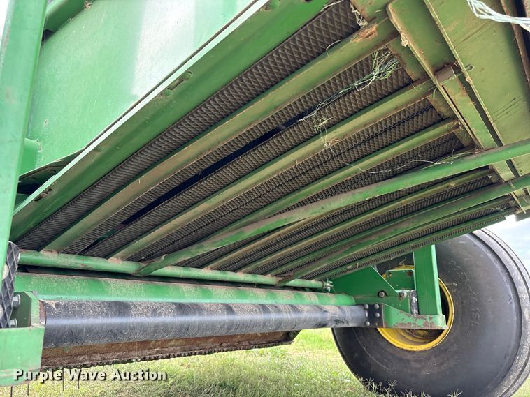 image for item EA7286 2010 John Deere 568 Mega Wide Plus round baler