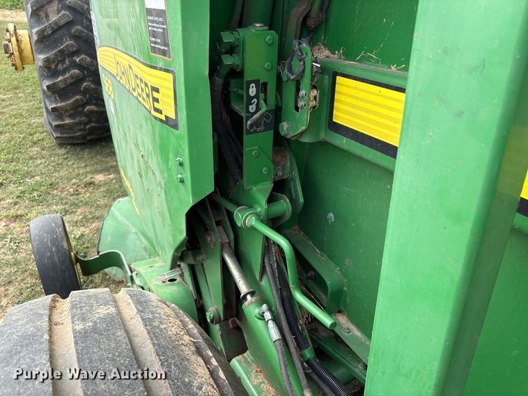 image for item EA7286 2010 John Deere 568 Mega Wide Plus round baler