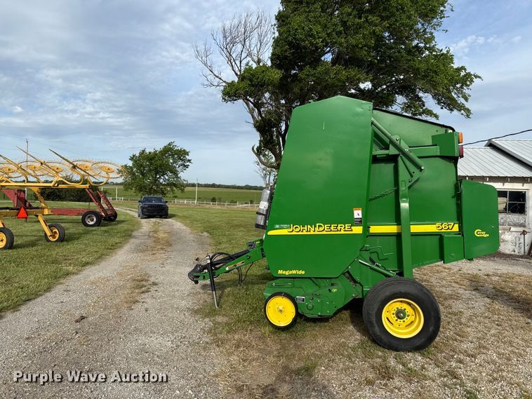 image for item EC4584 John Deere 567 round baler