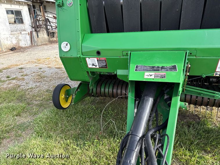 image for item EC4584 John Deere 567 round baler