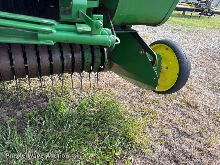 image for item EC4584 John Deere 567 round baler
