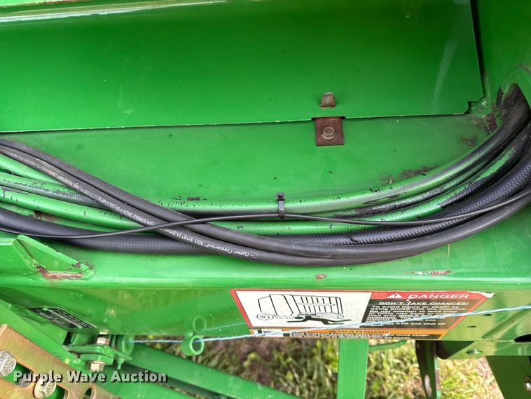 image for item EC4584 John Deere 567 round baler