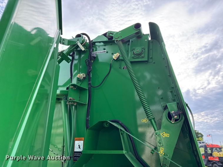 image for item EC4584 John Deere 567 round baler