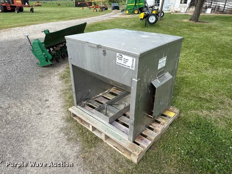 image for item EC4589 Livestock cake feeder