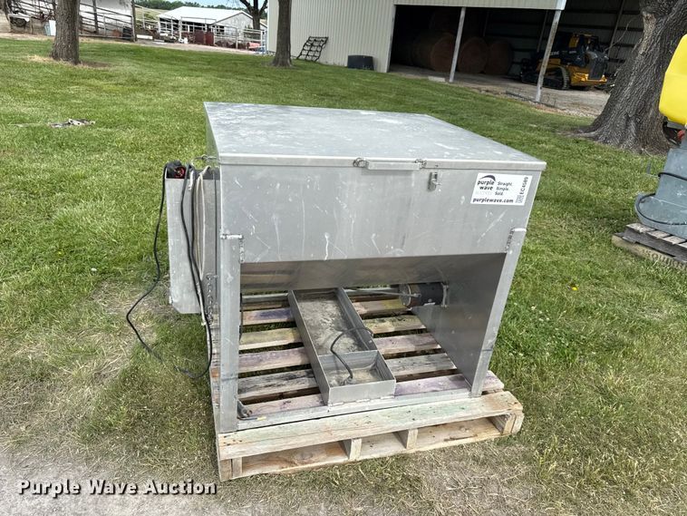 image for item EC4589 Livestock cake feeder