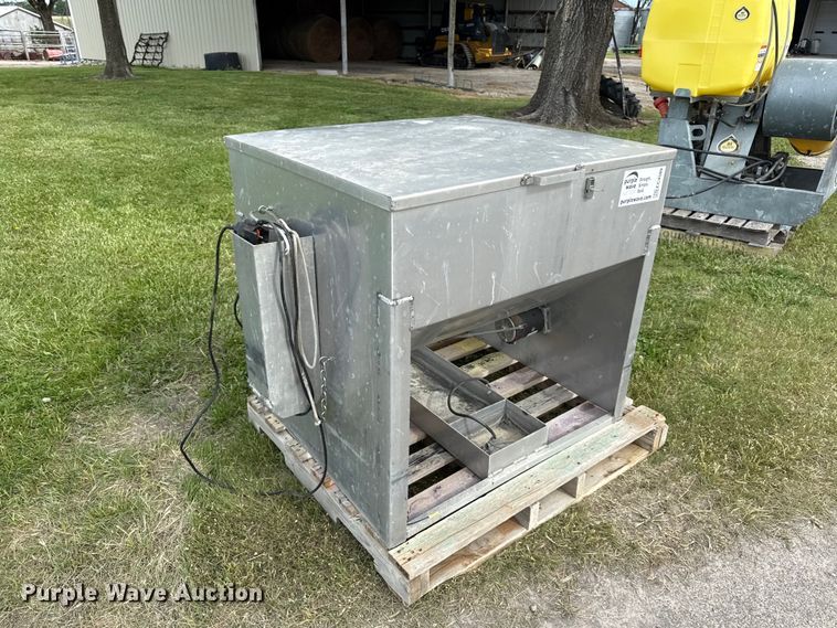 image for item EC4589 Livestock cake feeder