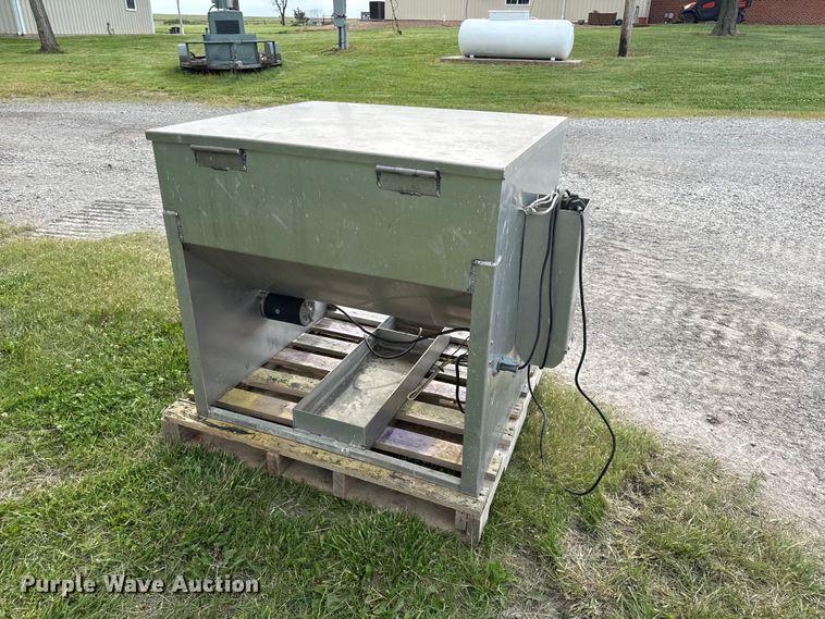 image for item EC4589 Livestock cake feeder