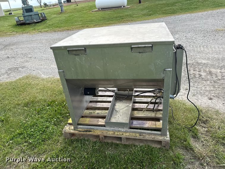 image for item EC4589 Livestock cake feeder