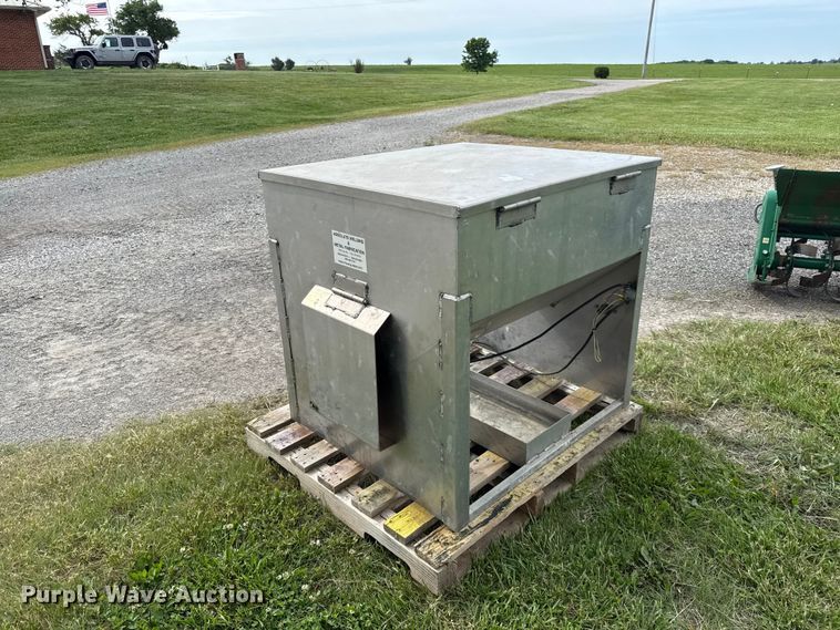 image for item EC4589 Livestock cake feeder