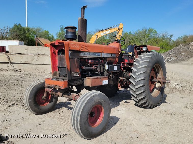 image for item EE0986 1968 International  1256 tractor
