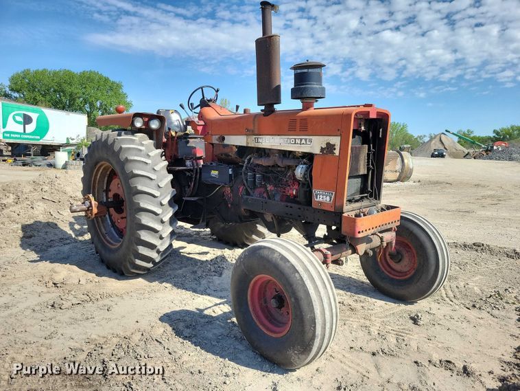 image for item EE0986 1968 International  1256 tractor