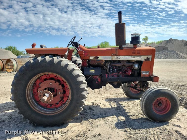 image for item EE0986 1968 International  1256 tractor