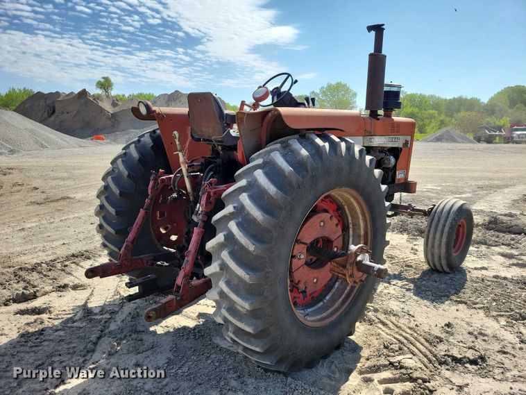 image for item EE0986 1968 International  1256 tractor
