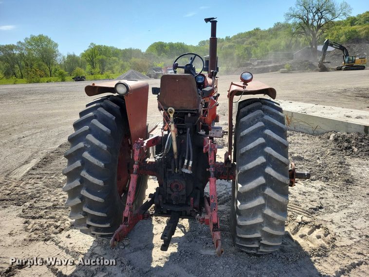 image for item EE0986 1968 International  1256 tractor