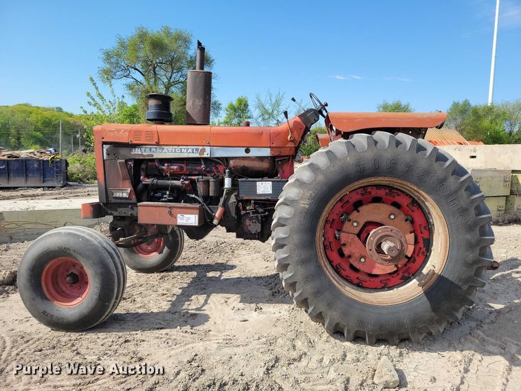 image for item EE0986 1968 International  1256 tractor