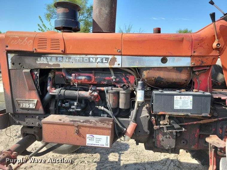 image for item EE0986 1968 International  1256 tractor