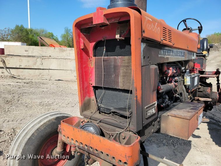 image for item EE0986 1968 International  1256 tractor