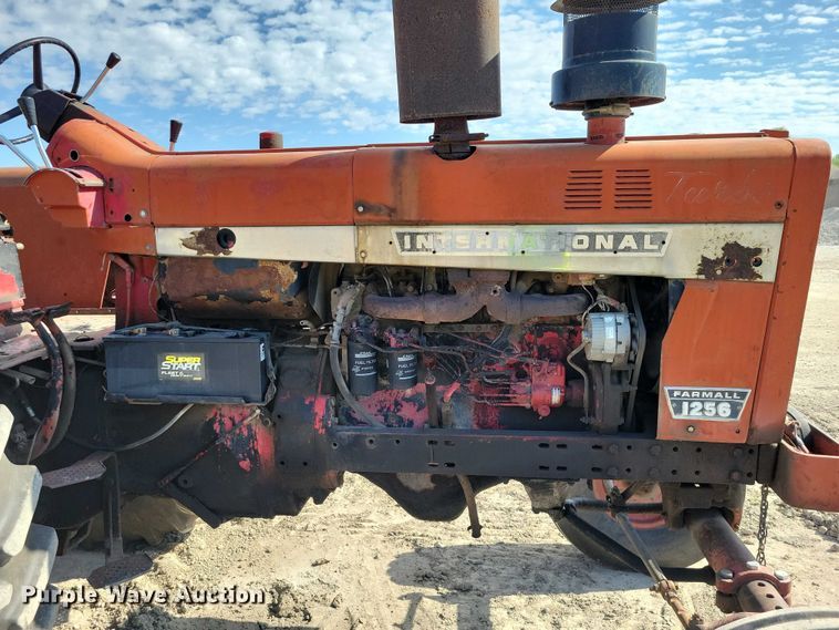 image for item EE0986 1968 International  1256 tractor