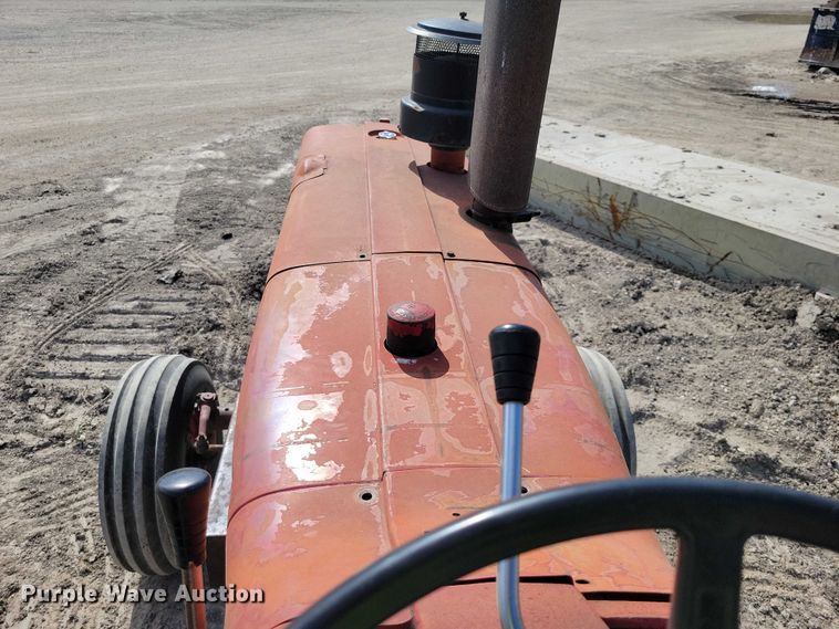 image for item EE0986 1968 International  1256 tractor