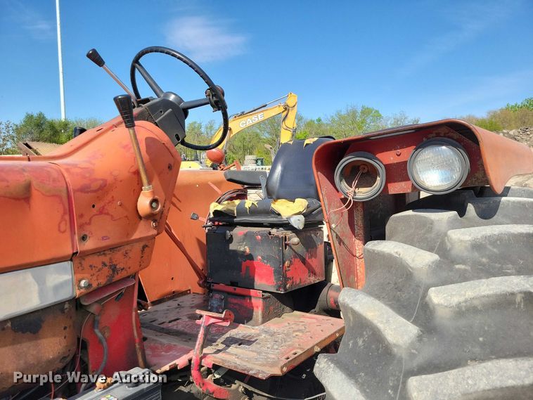 image for item EE0986 1968 International  1256 tractor