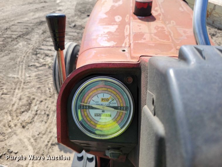 image for item EE0986 1968 International  1256 tractor