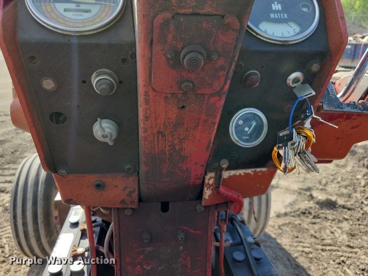 image for item EE0986 1968 International  1256 tractor