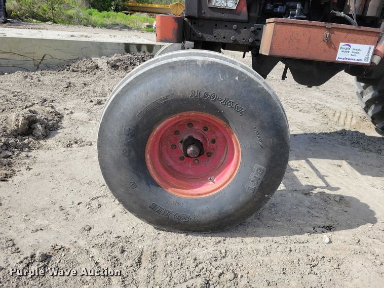 image for item EE0986 1968 International  1256 tractor