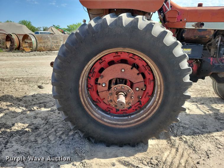 image for item EE0986 1968 International  1256 tractor