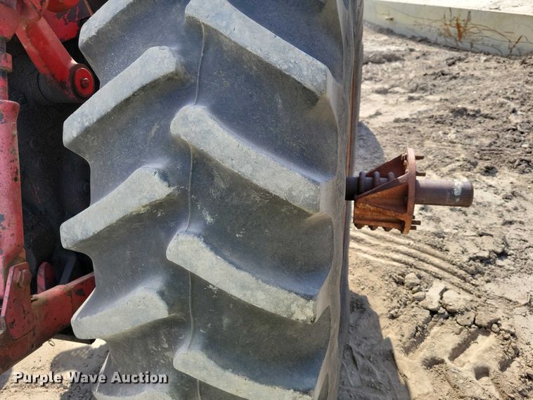 image for item EE0986 1968 International  1256 tractor